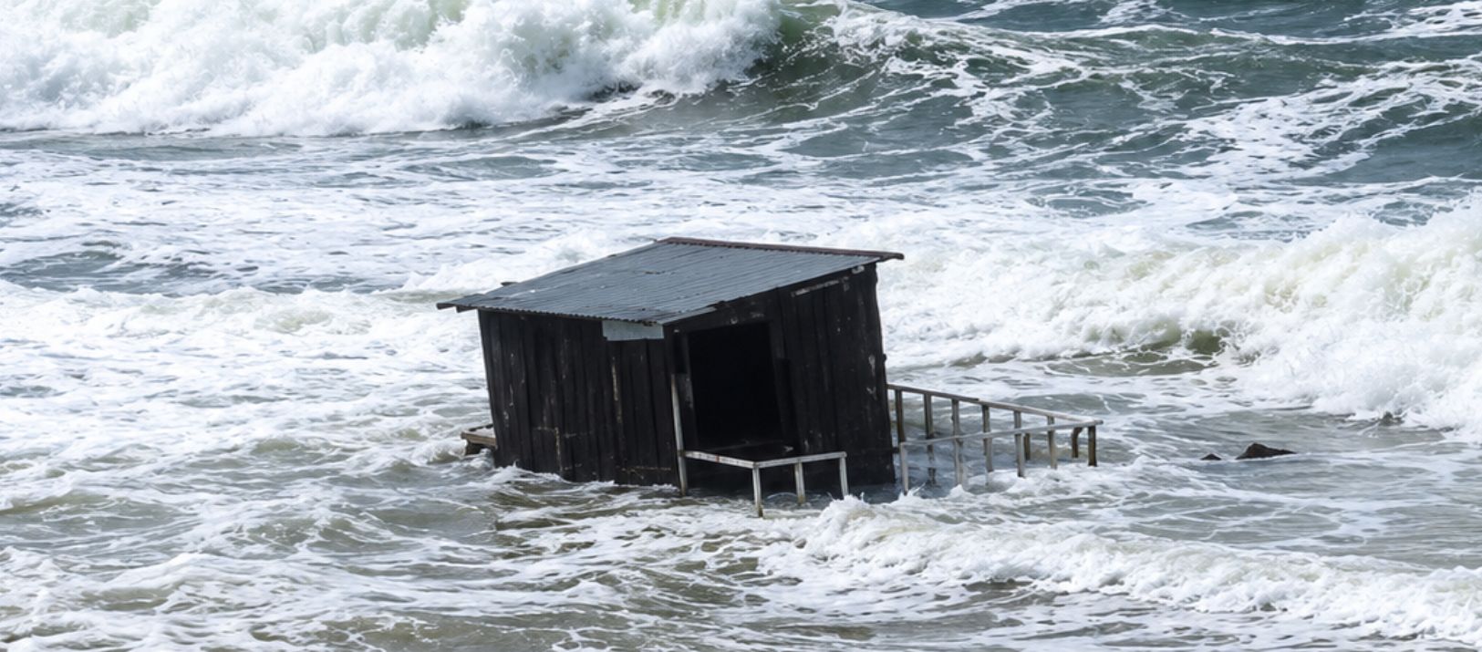 Imagen de la noticia: Pehuen Co: el mar arrastró puestos de guardavidas y causó destrozos en paradores