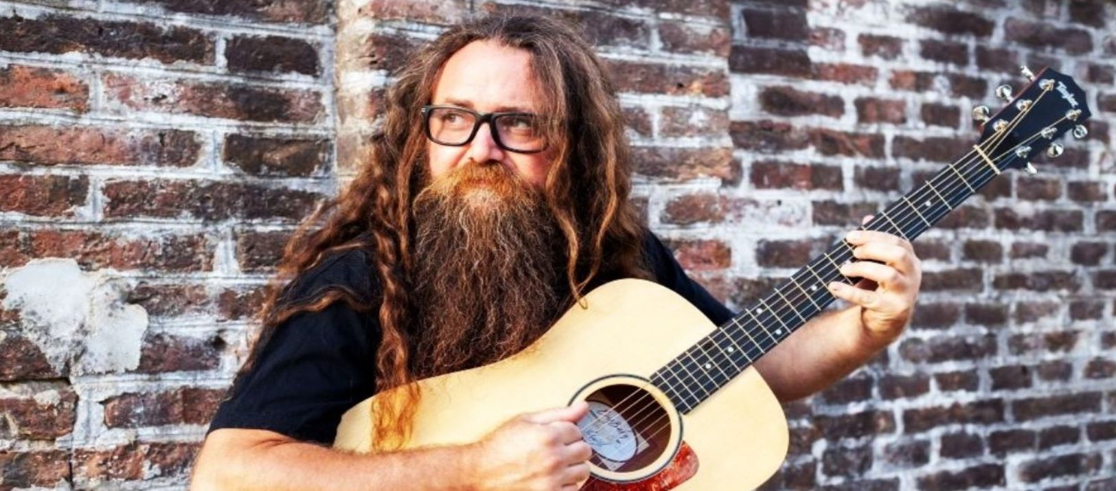 Imagen de la noticia: El guitarrista de Pastillas del Abuelo, Bochi Bozzalla, llega a Bahía