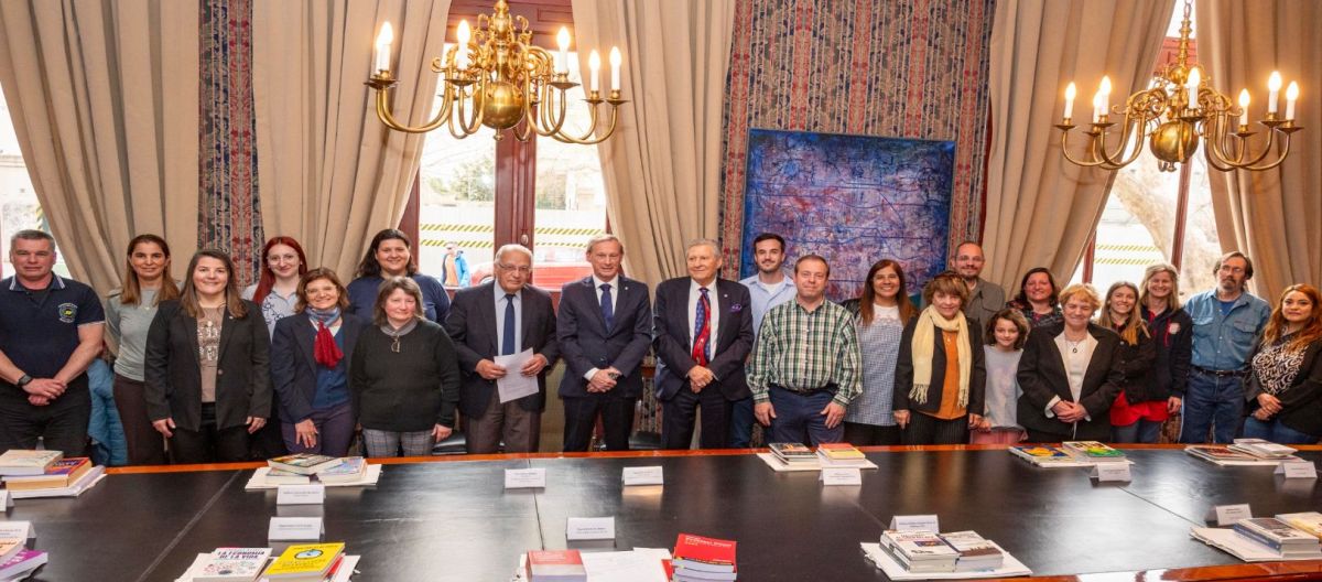 Imagen de la noticia: Nueva donación de libros de la Fundación Bolsa de Comercio