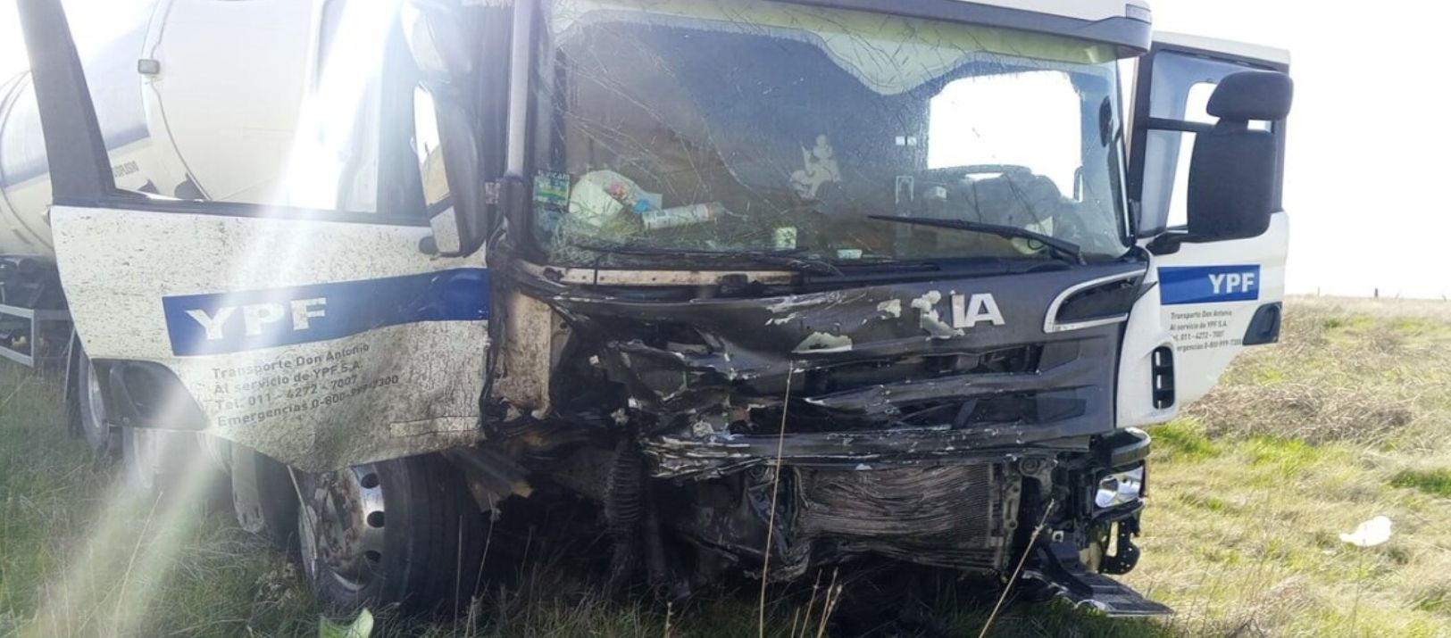 Imagen de la noticia: Dos personas murieron en un choque entre camión y camioneta en la Ruta 33