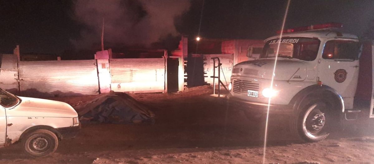 Un incendio redujo a cenizas una vivienda en el barrio El Porvenir - BHInfo