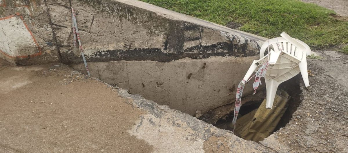 Imagen de la noticia: Peligro en Bella Vista: por las lluvias se hunde el pavimento en el entubado