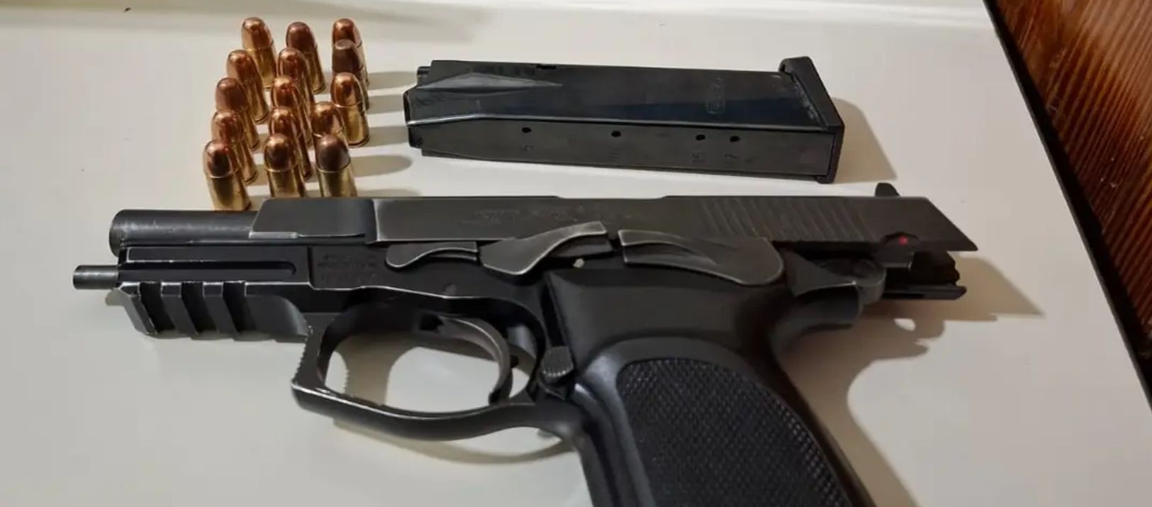 Imagen de la noticia: Arrestaron a un joven que llevaba una pistola 9 milímetros