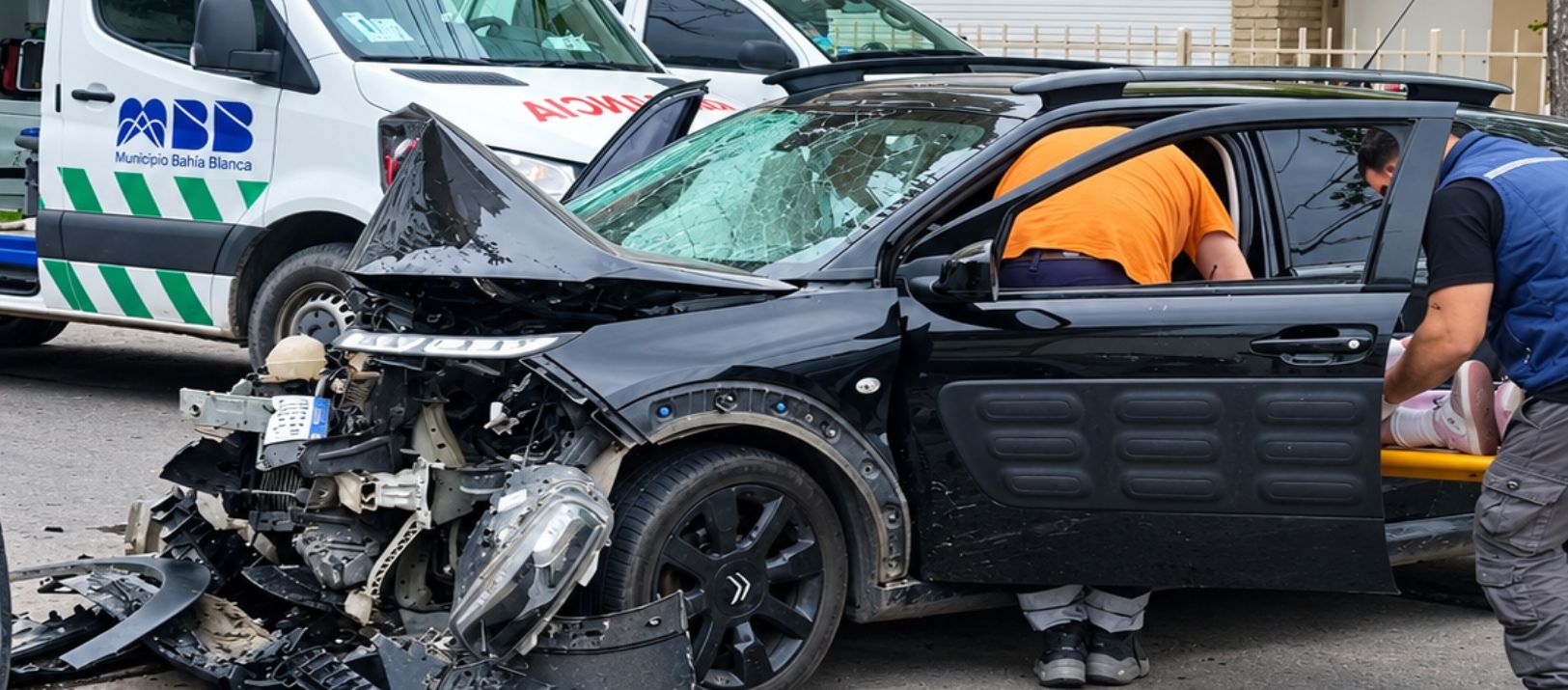 Imagen de la noticia: Una mujer fue hospitalizada tras protagonizar un choque entre auto y camioneta