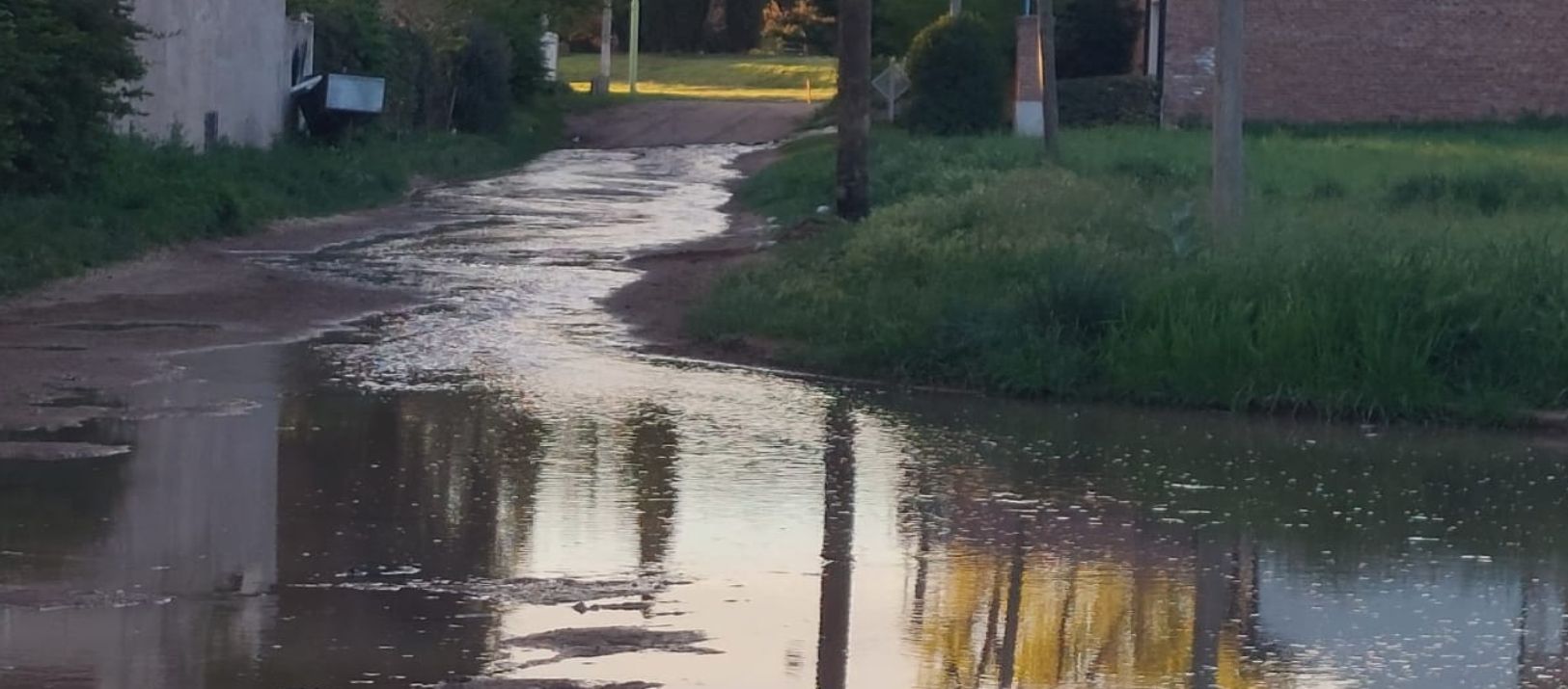 Imagen de la noticia: Rotura de un caño maestro genera fuga de agua y reclamos en Villa del Parque