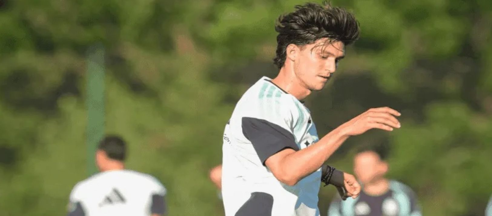 Imagen de la noticia: Otro dolor de cabeza para Scaloni: Balerdi se desgarró y se pierde el Mundial