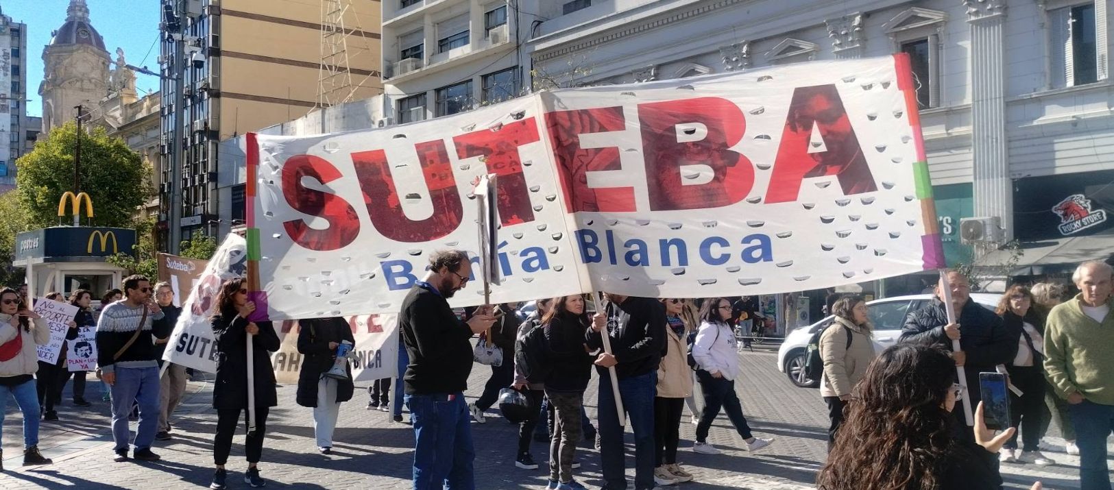 Imagen de la noticia: "Estamos obligados a endeudarnos para llegar a fin de mes", afirman los docentes