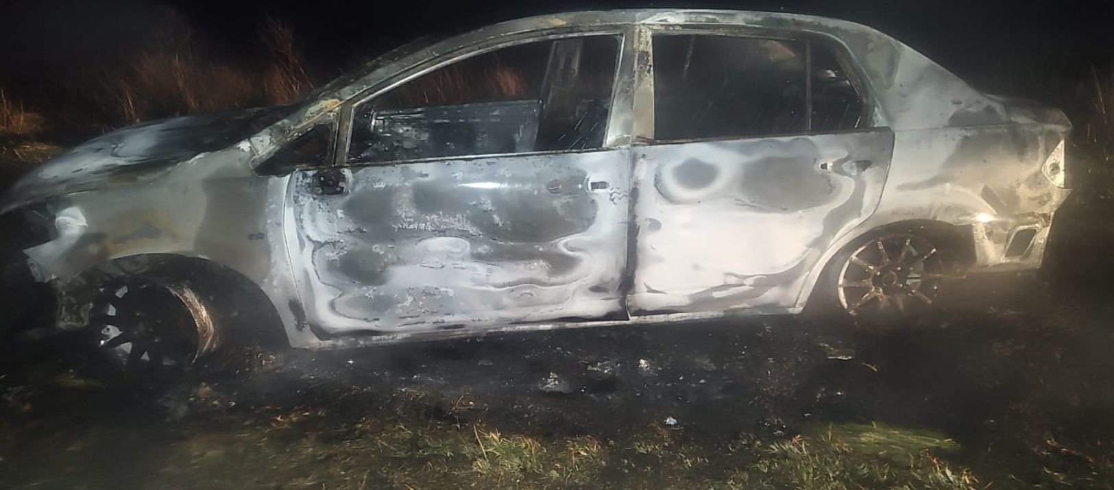 Imagen de la noticia: Manejaba por la ruta 76 y se le prendió fuego el auto