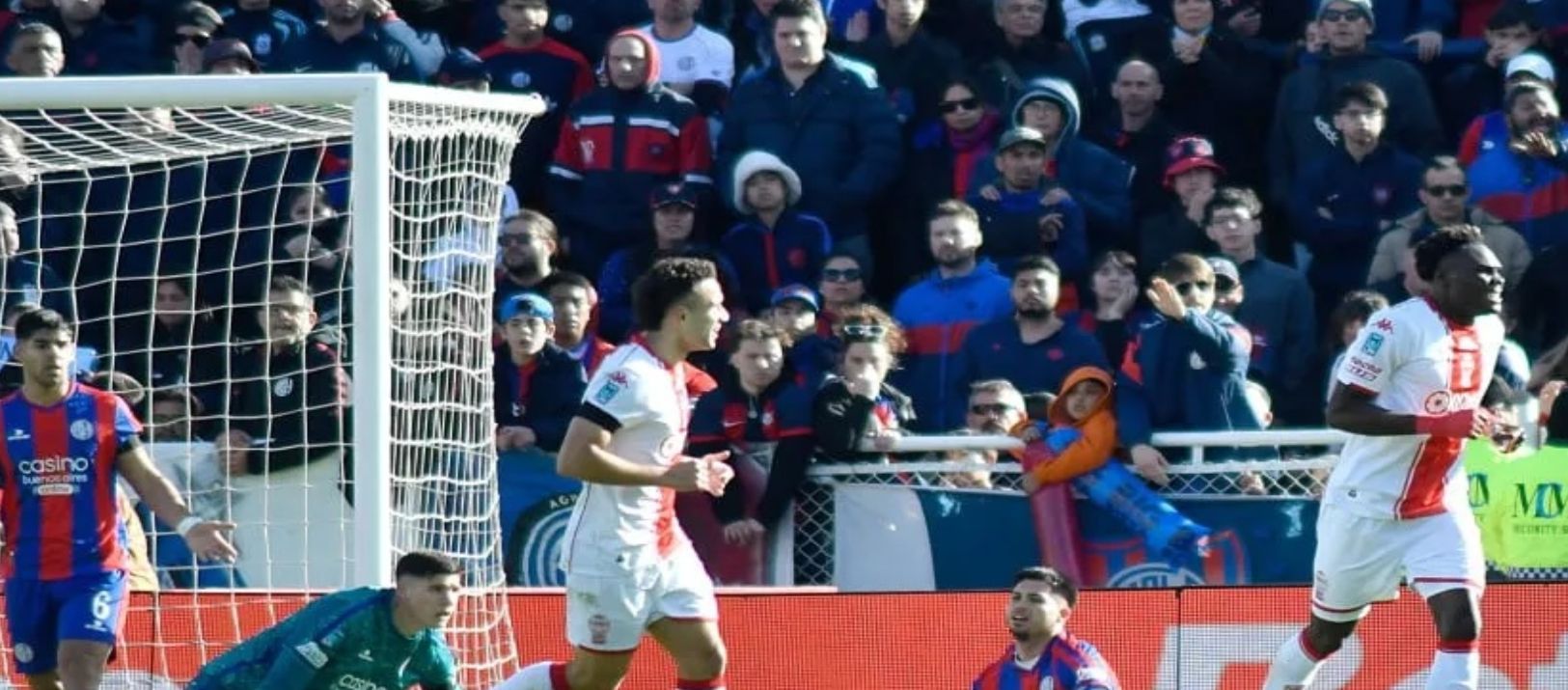 Imagen de la noticia: Huracán le ganó de visitante a San Lorenzo tras 25 años: 2-0 en el Bajo Flores