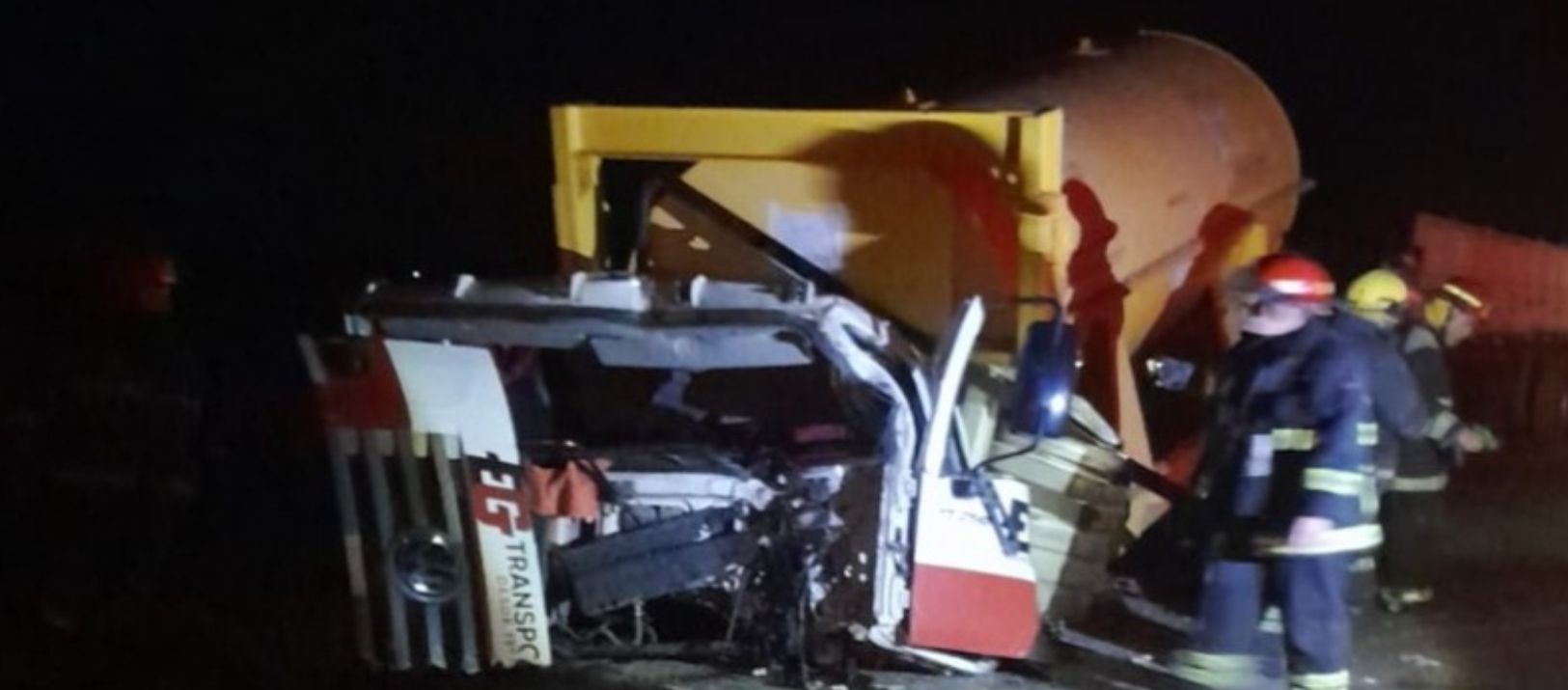 Imagen de la noticia: Grave choque entre dos camiones de una empresa bahiense sobre la Ruta 51