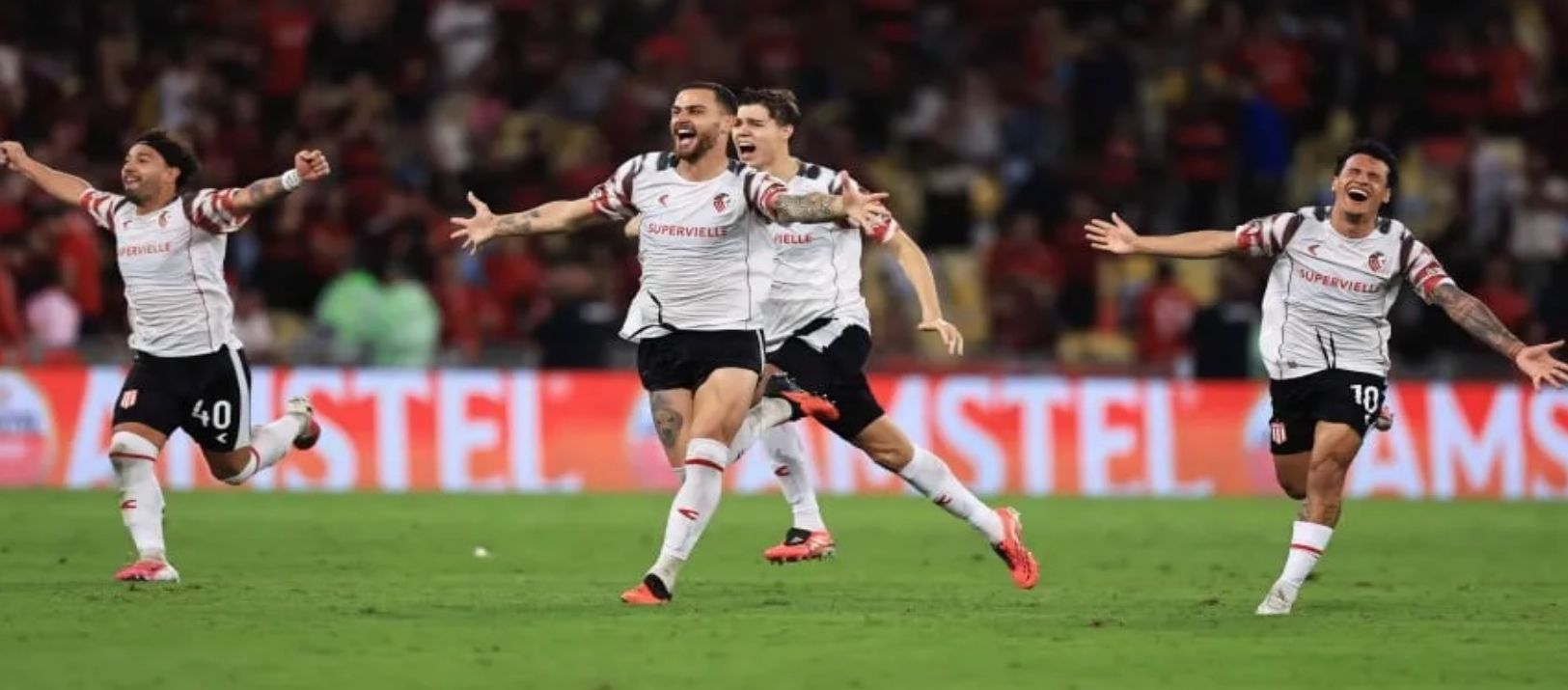 Imagen de la noticia: Muslera atajó tres penales y Estudiantes es finalista de la Copa Libertadores