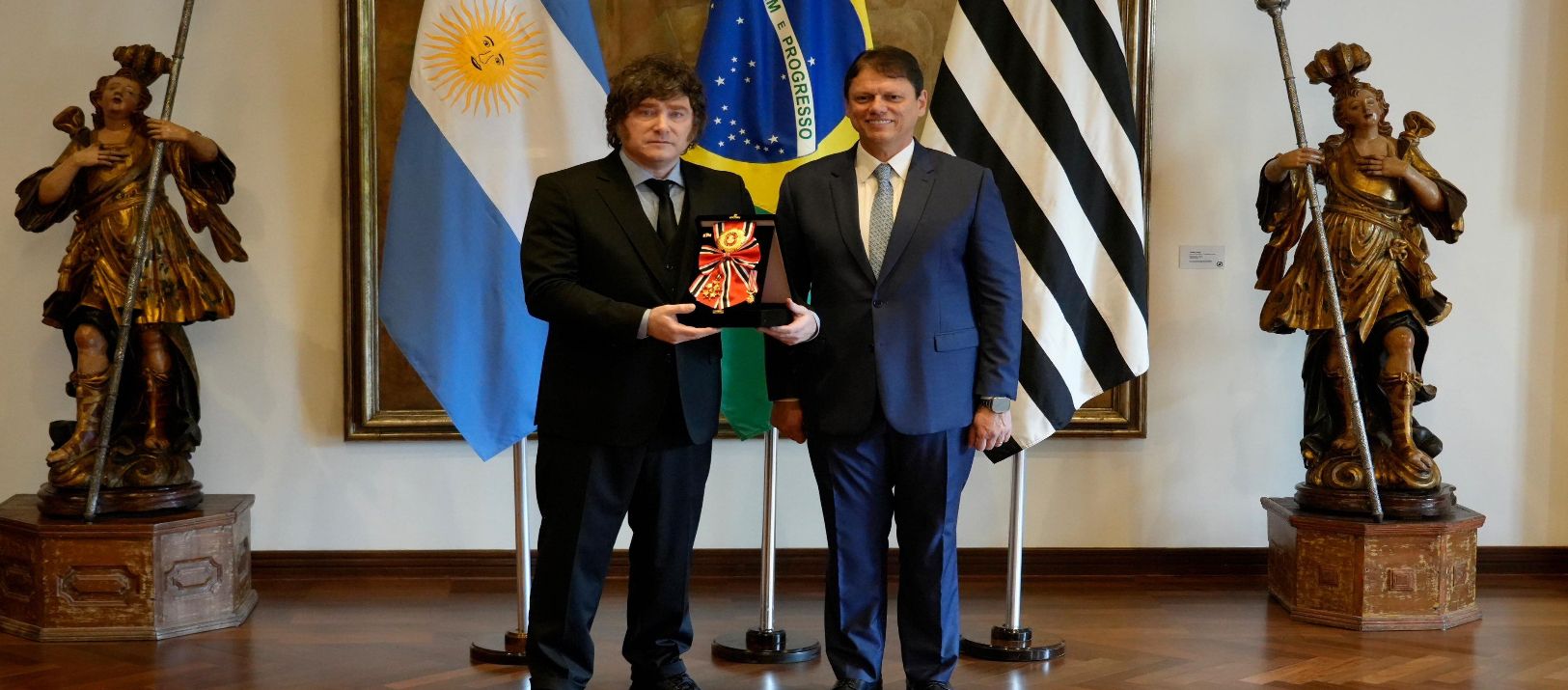 Imagen de la noticia: El presidente Milei fue condecorado por el gobernador de São Paulo