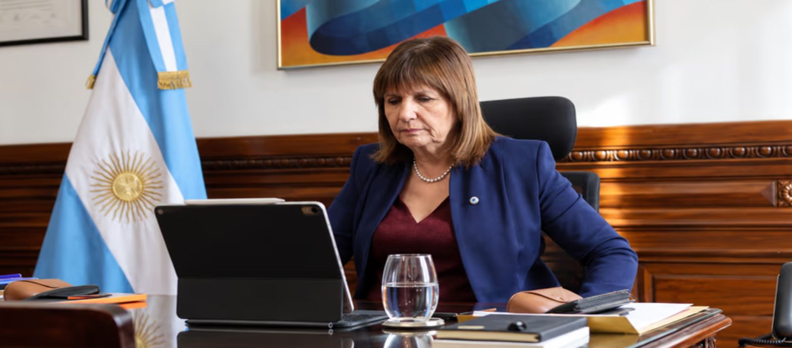 Imagen de la noticia: Bullrich se mostró escuchando a Lali tras sus duras críticas al gobierno