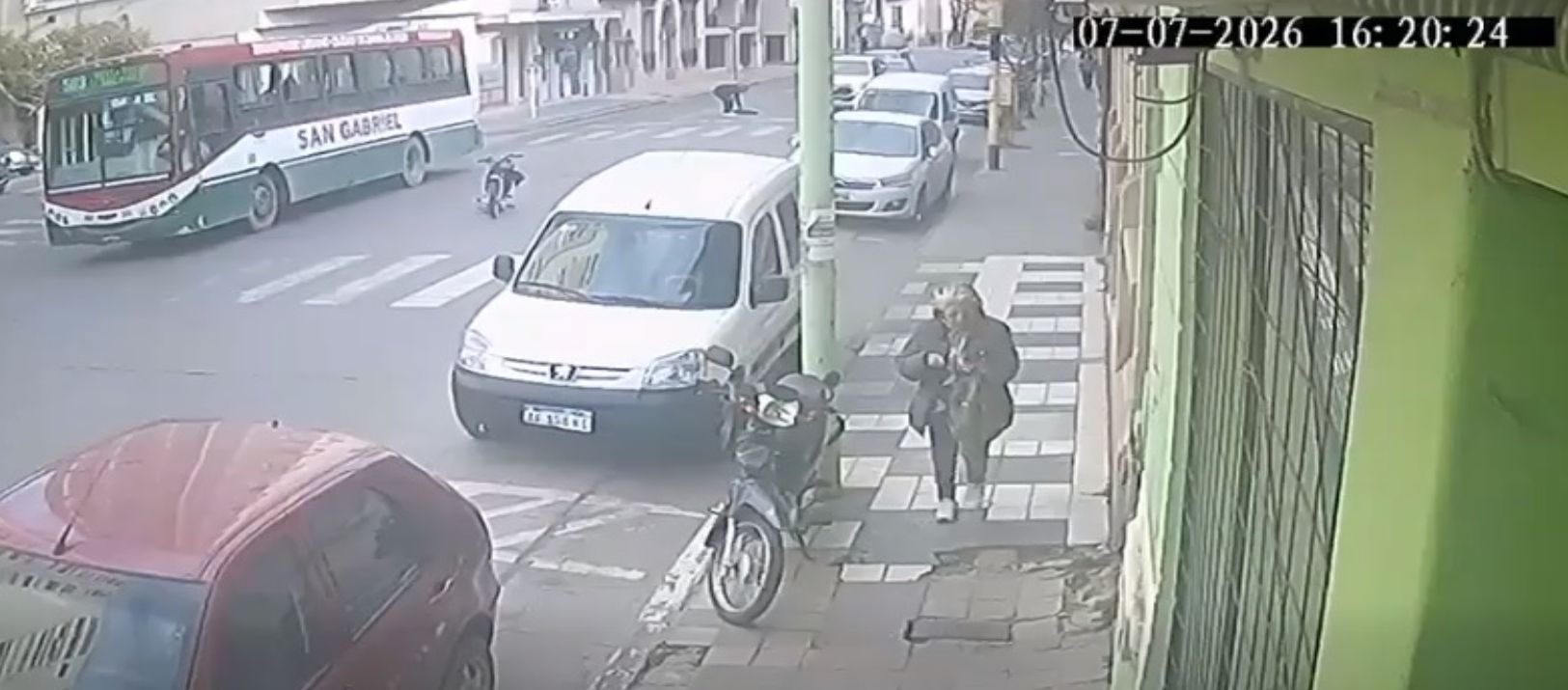 Imagen de la noticia: Video: perdió el control de su moto y causó daños en una camioneta estacionada