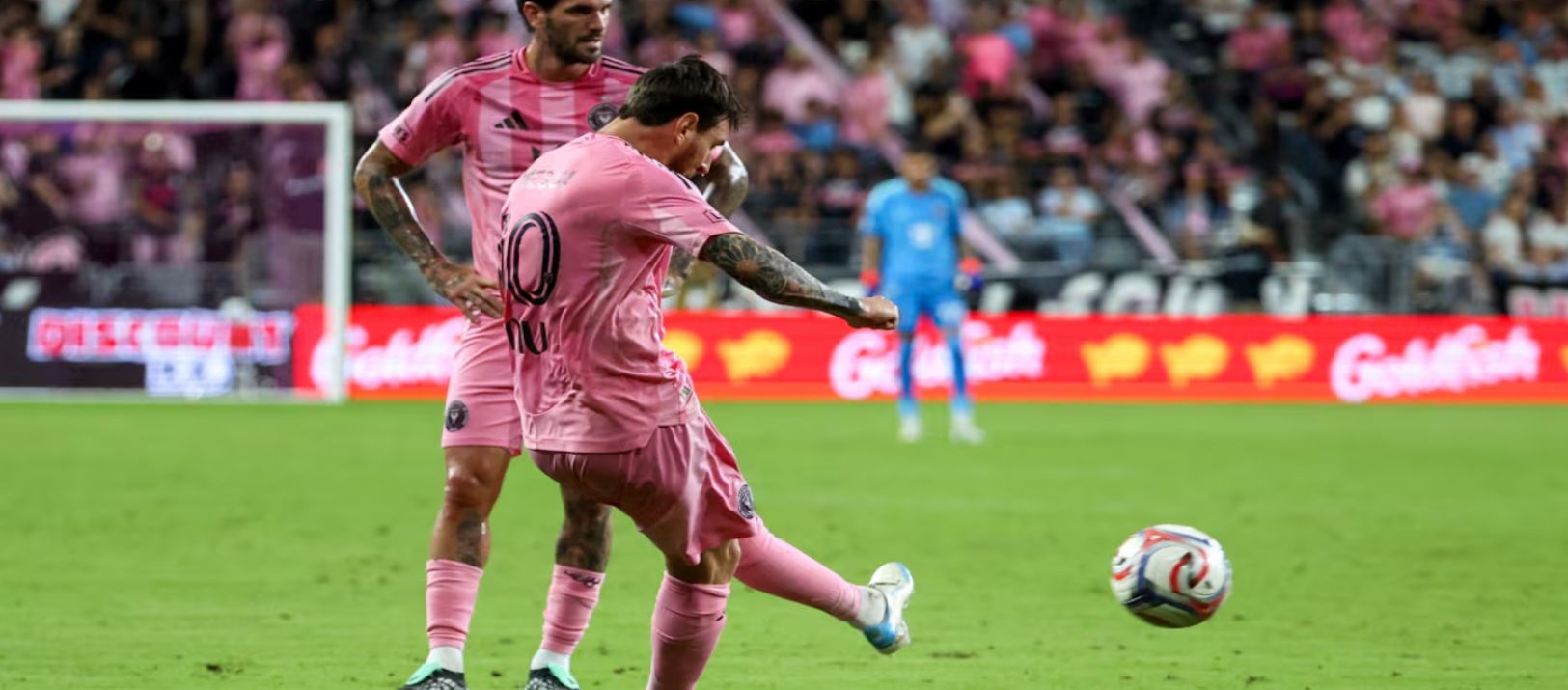 Imagen de la noticia: Messi convirtió de tiro libre y quedó segundo en el ranking histórico
